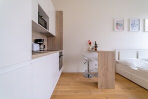 Réfrigérateur, four à micro-ondes, un four, surface de cuisson