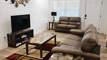 Apartemen, 2 kamar tidur, patio | Ruang keluarga