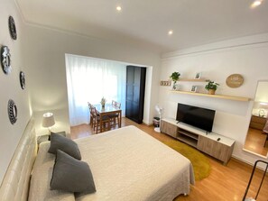 Triple Room, Shared Bathroom | Desk, iron/ironing board, free WiFi - Rooms Mallorca (Barcelona)