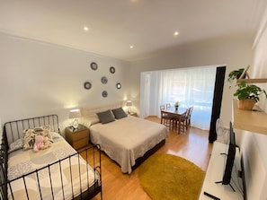 Triple Room, Shared Bathroom | Desk, iron/ironing board, free WiFi - Rooms Mallorca (Barcelona)