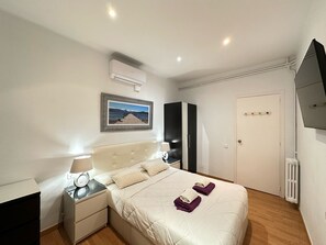 Double Room, Shared Bathroom | Desk, iron/ironing board, free WiFi - Rooms Mallorca (Barcelona)