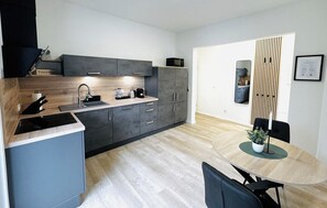 Private kitchen - QT Apartment with balcony NEW - Stylish - w. Parking lot (Detmold)
