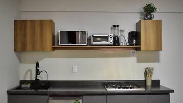 Micro-ondes, cafetiĂšre/bouilloire, grille-pain, blender