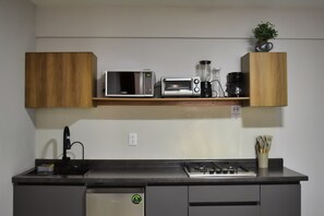 Microondas, cafetera y tetera, tostadora y licuadora 