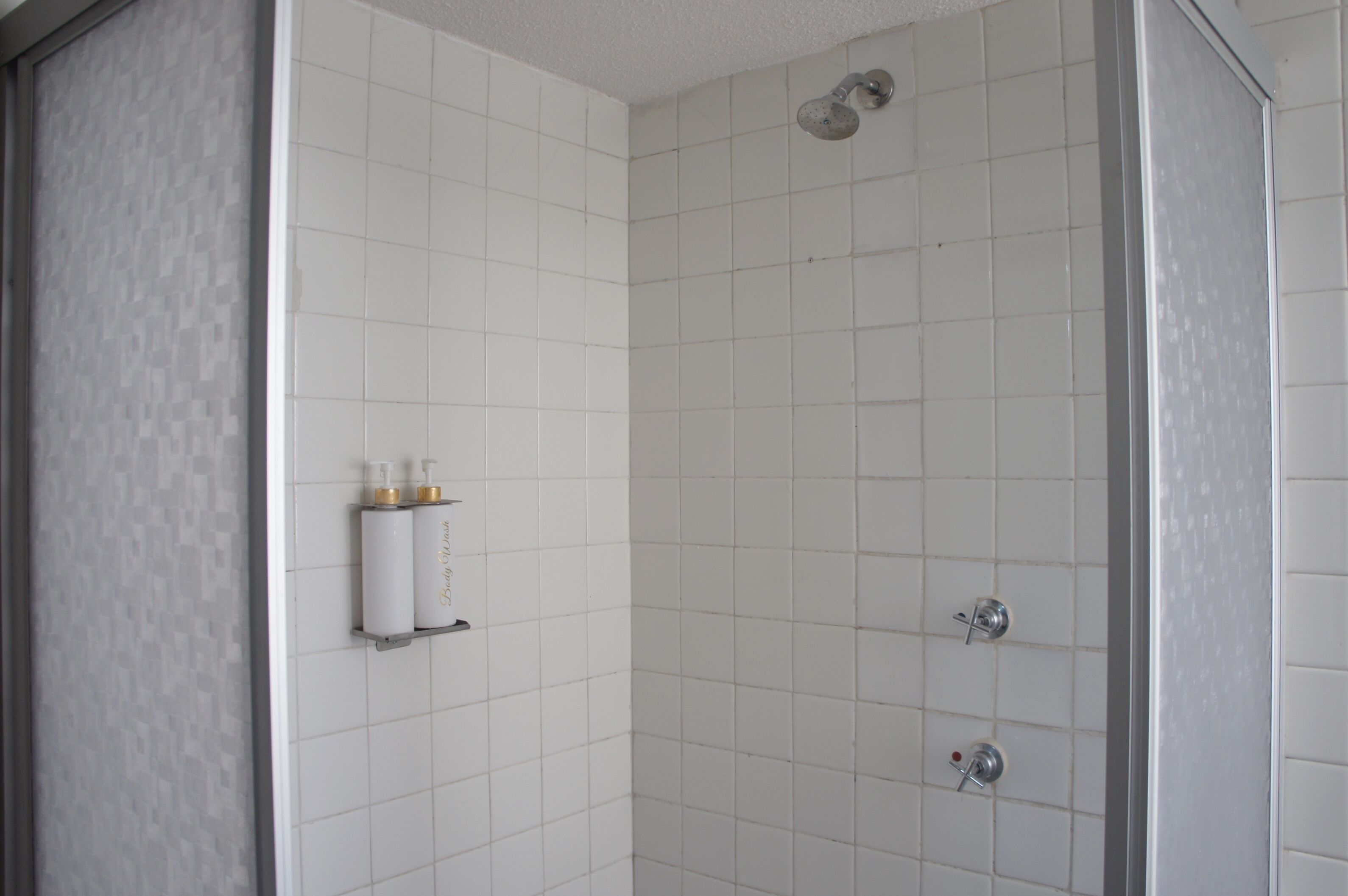 Dusj, hårføner, håndklær og såpe