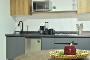 Microwave, coffee/tea maker, toaster, blender