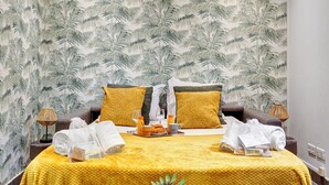 A hotel room with a bed, two pillows, a bedside table with a lamp, and a small potted plant. - Besta 189 - Superb cozy apartment (Asnières-sur-Seine)