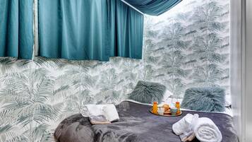 1 habitación, tabla de planchar con plancha, internet y ropa de cama