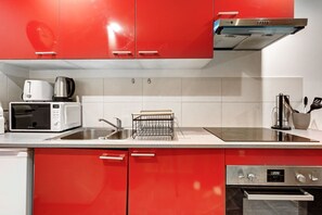 Refrigerador, microondas, horno y cafetera y tetera 