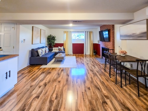 Private guest suite with Full kitchen & laundry