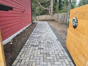 Property grounds - Private guest suite with Full kitchen & laundry (Kirkland)