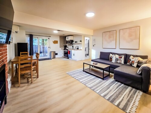 Private guest suite with Full kitchen & laundry