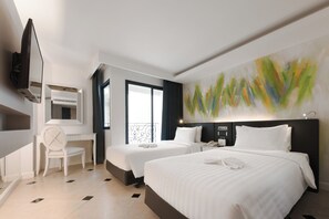 Quarto casal ou duplo luxo, vista para a cidade | Cofres nos quartos, Wi-Fi de cortesia, roupa de cama