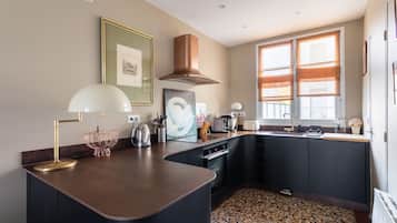 Een koelkast, een microgolfoven, een oven, een vaatwasser