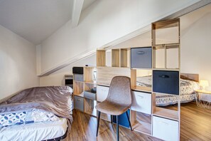 3 室のベッドルーム、アイロン / アイロン台、WiFi (無料)、ベッドシーツ