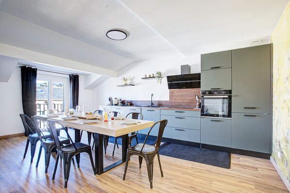 Kühlschrank, Mikrowelle, Ofen, Geschirrspüler