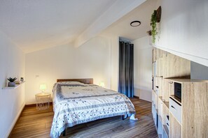 3 bedrooms, iron/ironing board, free WiFi, bed sheets