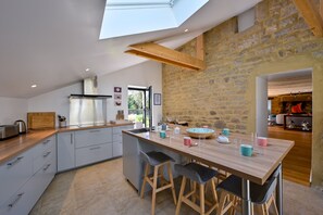 Kühlschrank, Mikrowelle, Ofen, Geschirrspüler