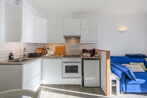 Een koelkast, een magnetron, een oven, een koffiezetapparaat/waterkoker