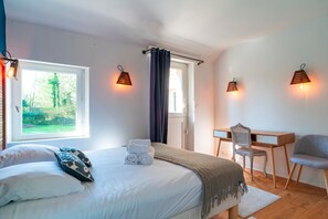Ein Schlafzimmer mit einem Bett, einem Schreibtisch und einem Stuhl.