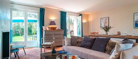 Fireplace, DVD player, stereo