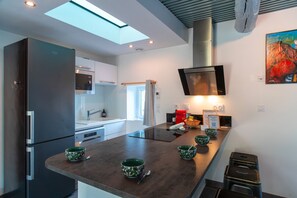 Een koelkast, een microgolfoven, een oven, een vaatwasser