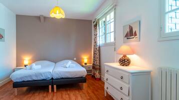 6 bedrooms, iron/ironing board, free WiFi, bed sheets