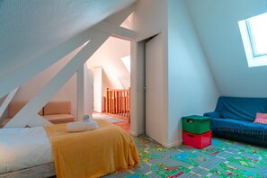 6 bedrooms, iron/ironing board, free WiFi, bed sheets