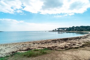 A beach with a sandy shore and calm water. - La perle de Men Er Beleg - Appt vue mer de 167m² (Saint-Philibert)