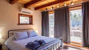2 bedrooms, desk, iron/ironing board, WiFi