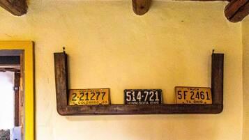 Una parete con tre targhe automobilistiche montate su un ripiano di legno.