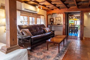 テレビ、暖炉、ステレオ