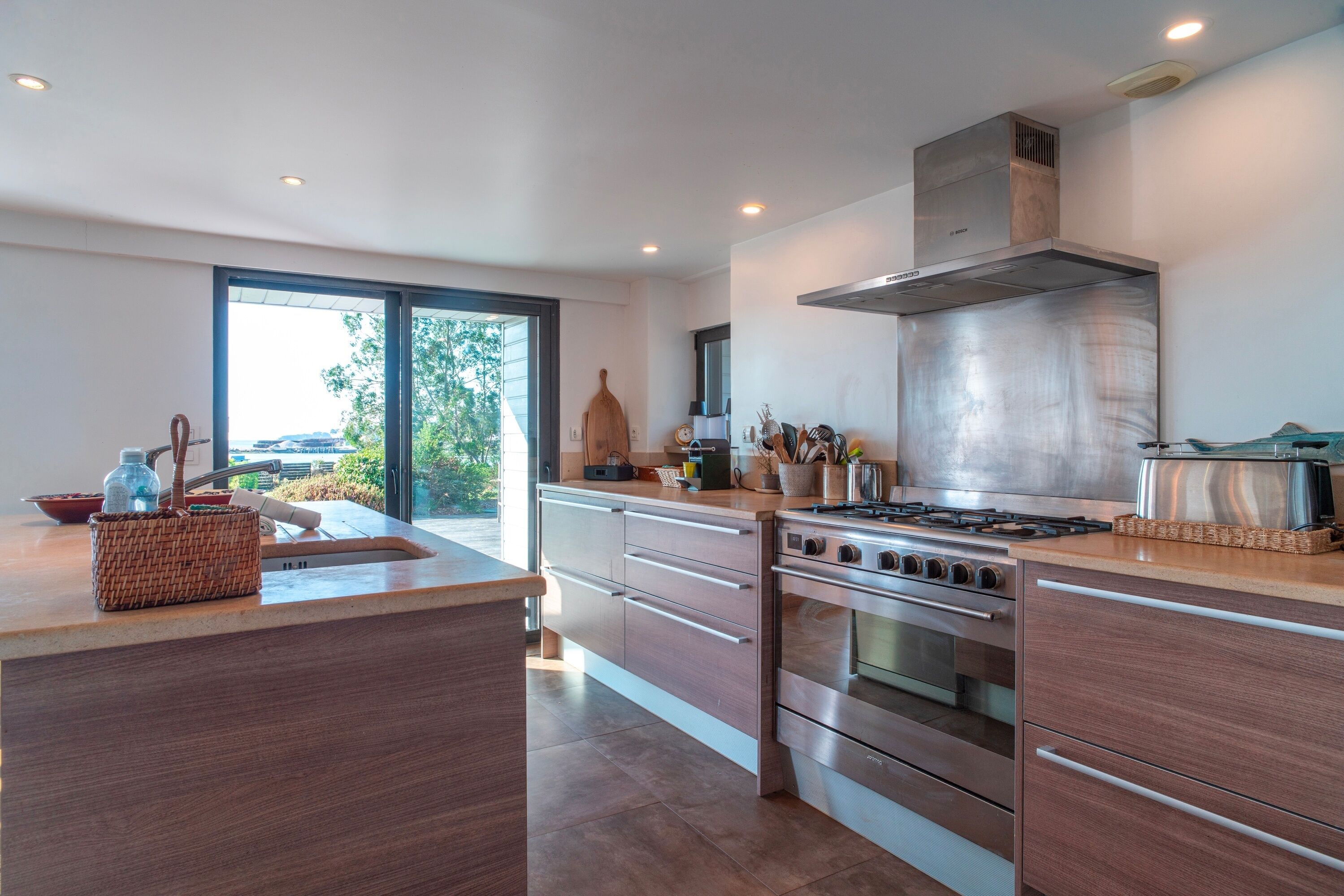 Een koelkast, een microgolfoven, een oven, een vaatwasser