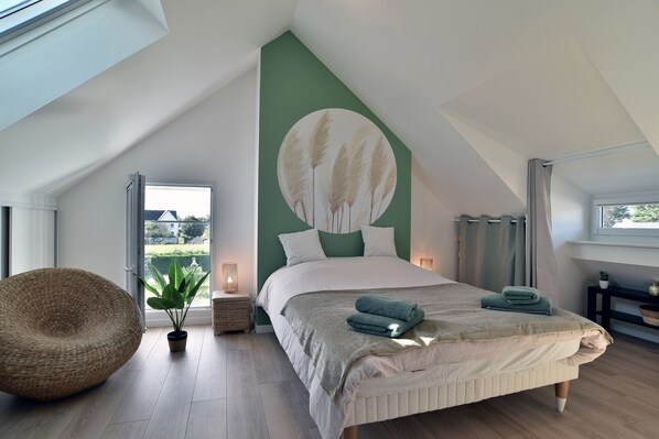 5 bedrooms, iron/ironing board, free WiFi, bed sheets