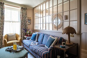 TV, stereo - Mariners Cottage -  a house that sleeps 8 guests  in 4 bedrooms (Salcombe)