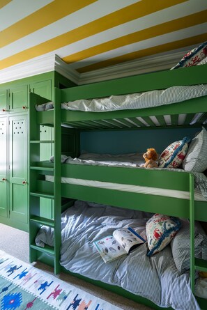 4 bedrooms, iron/ironing board, free WiFi, bed sheets