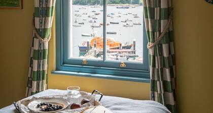 Mariners Cottage - a house that sleeps 8 guests in 4 bedrooms