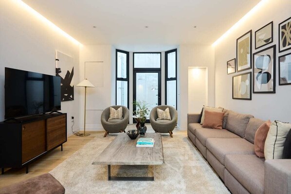 Huis (4 Bedrooms) | 4 slaapkamers, een strijkplank/strijkijzer, beddengoed