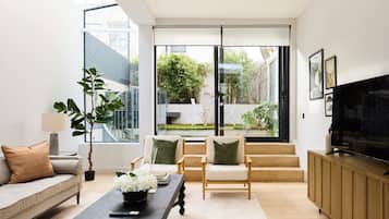 House (4 Bedrooms) | Exterior