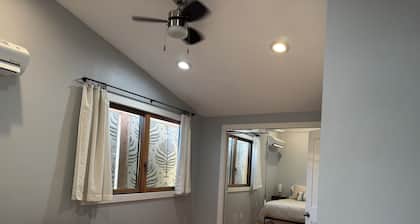 Charming 1-bedroom house in brilliant Boise with WiFi, AC, deck, etc.