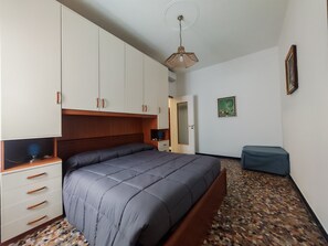 1 camera, ferro/asse da stiro, lenzuola