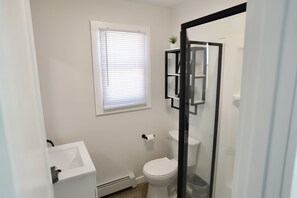 Douche, séchoir à cheveux, serviettes fournies