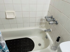 Asciugacapelli, asciugamani, sapone, carta igienica