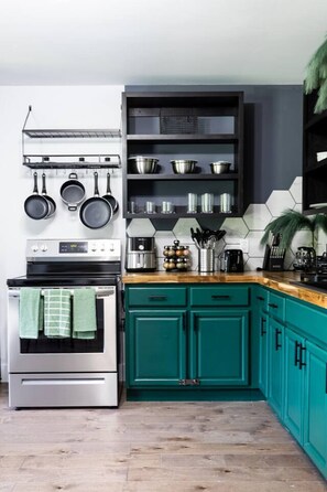 Kjøleskap, mikrobølgeovn, ovn og kokeplater