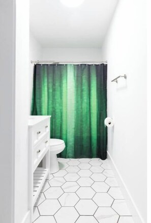 Serviettes fournies, papier toilette