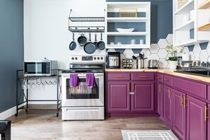 ثلاجة، ميكروويف، فرن، موقد طهي مسطح