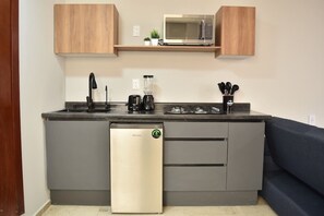 Microwave, coffee/tea maker, toaster, blender