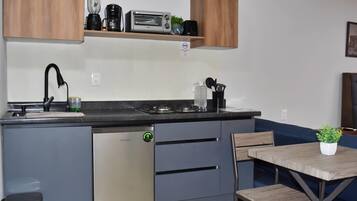 Microwave, coffee/tea maker, toaster, blender