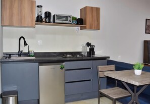 Microwave, coffee/tea maker, toaster, blender