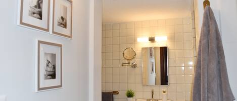 Doccia, asciugacapelli, asciugamani, sapone